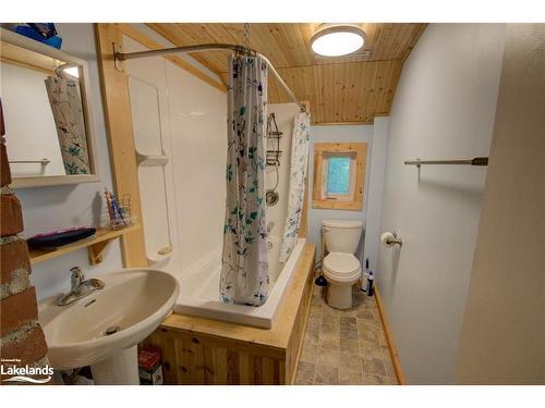 4061 Muskoka  169 Road S, Port Carling, ON - Indoor Photo Showing Bathroom