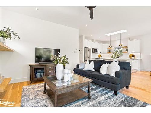 2189 Shore Lane, Wasaga Beach, ON - Indoor Photo Showing Living Room