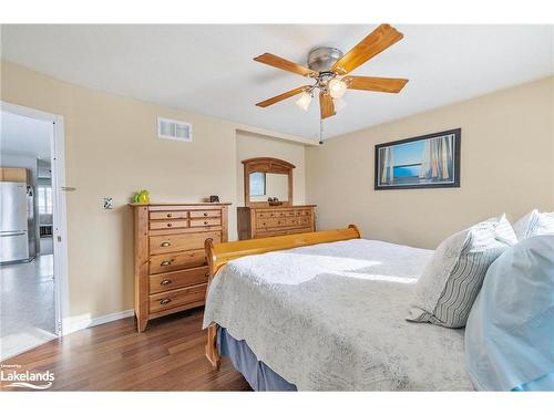 166 58Th Street S, Wasaga Beach, ON - Indoor Photo Showing Bedroom