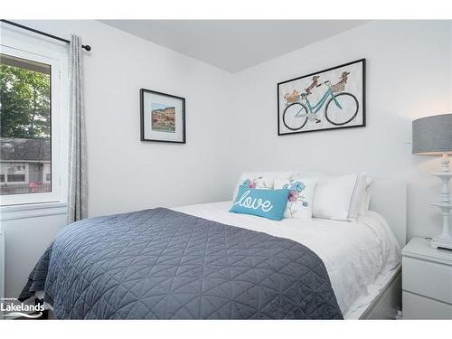 9 66Th Street N, Wasaga Beach, ON - Indoor Photo Showing Bedroom