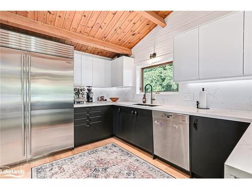 111 Castleview Road, The Blue Mountains, ON - Indoor Photo Showing Kitchen With Upgraded Kitchen