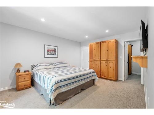 110 Evergreen Avenue, Tiny, ON - Indoor Photo Showing Bedroom