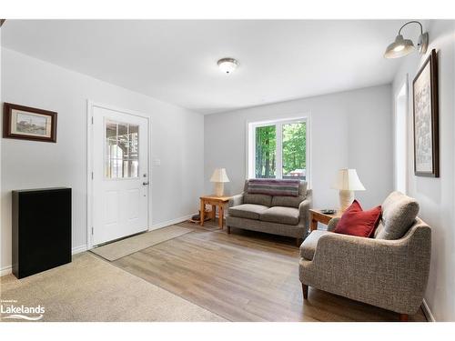 110 Evergreen Avenue, Tiny, ON - Indoor Photo Showing Living Room