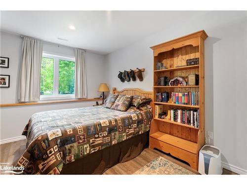 110 Evergreen Avenue, Tiny, ON - Indoor Photo Showing Bedroom