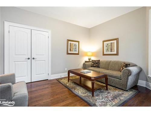 111 Earl Street, Wasaga Beach, ON - Indoor Photo Showing Living Room