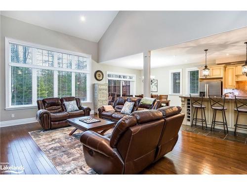 111 Earl Street, Wasaga Beach, ON - Indoor Photo Showing Living Room