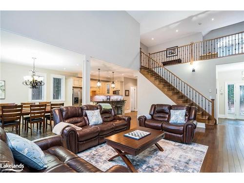 111 Earl Street, Wasaga Beach, ON - Indoor Photo Showing Living Room