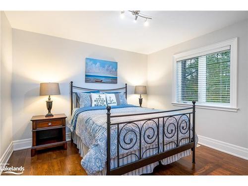 111 Earl Street, Wasaga Beach, ON - Indoor Photo Showing Bedroom