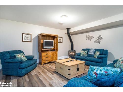 111 Earl Street, Wasaga Beach, ON - Indoor Photo Showing Living Room