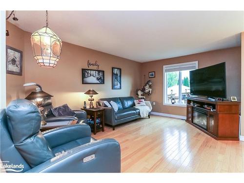 70 Pennsylvania Avenue, Wasaga Beach, ON - Indoor Photo Showing Living Room