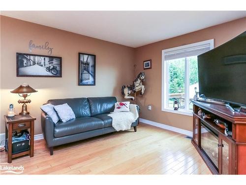 70 Pennsylvania Avenue, Wasaga Beach, ON - Indoor Photo Showing Living Room