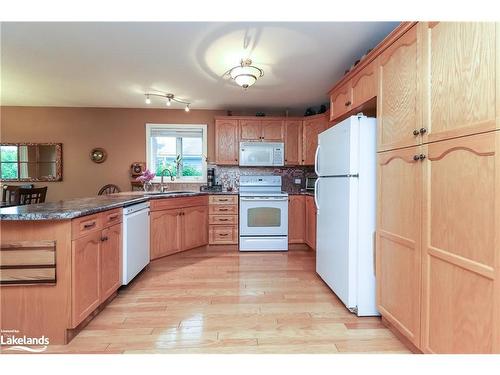 70 Pennsylvania Avenue, Wasaga Beach, ON - Indoor Photo Showing Kitchen