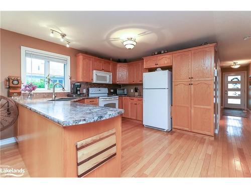 70 Pennsylvania Avenue, Wasaga Beach, ON - Indoor Photo Showing Kitchen