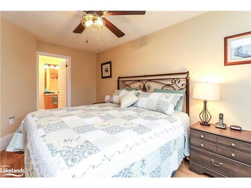 70 Pennsylvania Avenue, Wasaga Beach, ON - Indoor Photo Showing Bedroom