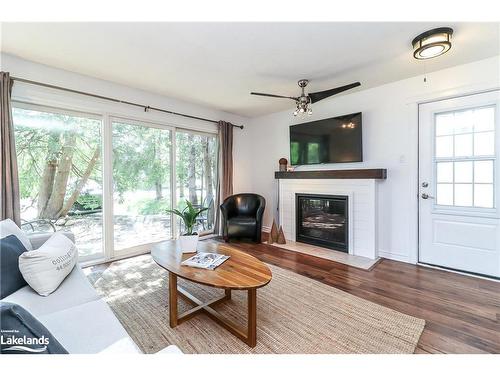 136-27 Dawson Drive, Collingwood, ON - Indoor Photo Showing Living Room With Fireplace