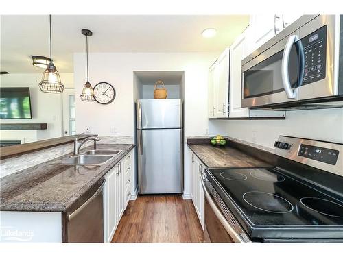 136-27 Dawson Drive, Collingwood, ON - Indoor Photo Showing Kitchen With Double Sink