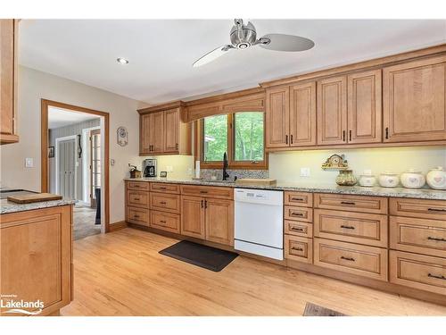 652 North Waseosa Lake Road, Huntsville, ON - Indoor Photo Showing Kitchen