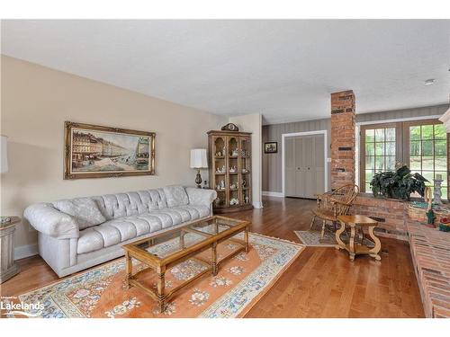 652 North Waseosa Lake Road, Huntsville, ON - Indoor Photo Showing Living Room