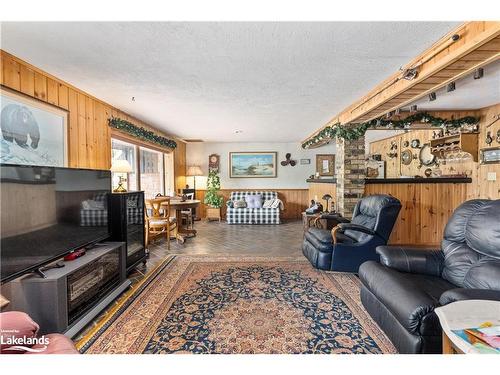 652 North Waseosa Lake Road, Huntsville, ON - Indoor Photo Showing Living Room