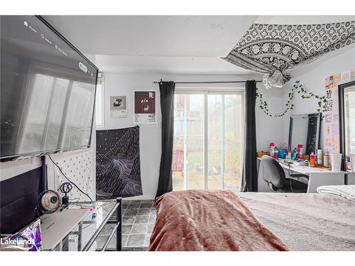 4 Hawthorne Crescent, Barrie, ON - Indoor Photo Showing Bedroom