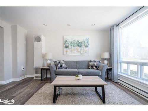 273 Gloucester Street, Midland, ON - Indoor Photo Showing Living Room