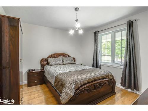 91 Mary Jane Road, Tiny, ON - Indoor Photo Showing Bedroom