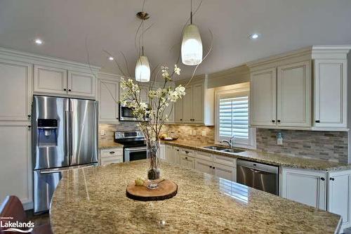 117 Stanley Street, Collingwood, ON - Indoor Photo Showing Kitchen With Double Sink With Upgraded Kitchen