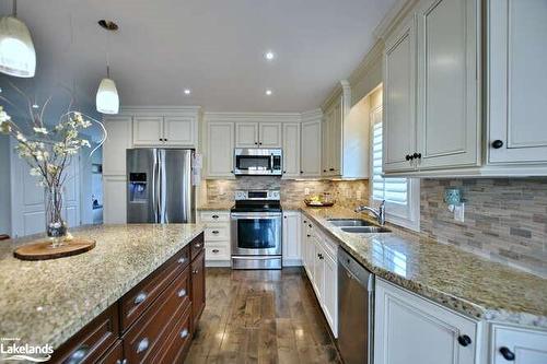 117 Stanley Street, Collingwood, ON - Indoor Photo Showing Kitchen With Double Sink With Upgraded Kitchen