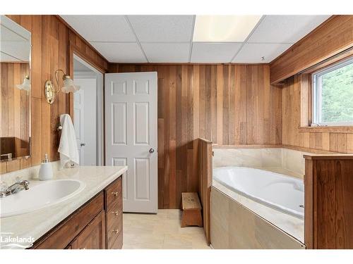 571 Fowlers Road, Huntsville, ON - Indoor Photo Showing Bathroom