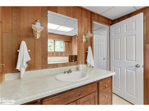 571 Fowlers Road, Huntsville, ON - Indoor Photo Showing Bathroom