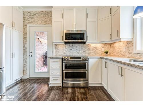 32 Tona Trail, Wasaga Beach, ON - Indoor Photo Showing Kitchen With Upgraded Kitchen