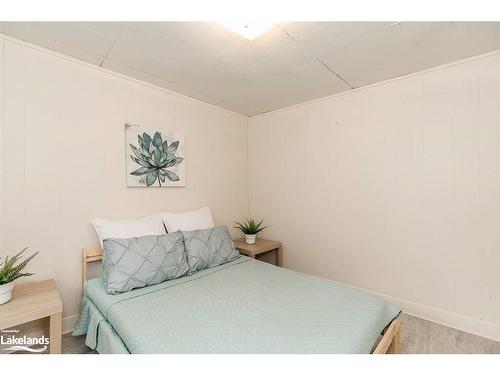 113 37Th Street N, Wasaga Beach, ON - Indoor Photo Showing Bedroom