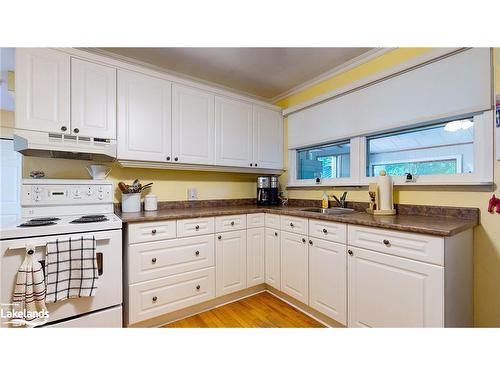 46 Erie Street, Collingwood, ON - Indoor Photo Showing Kitchen