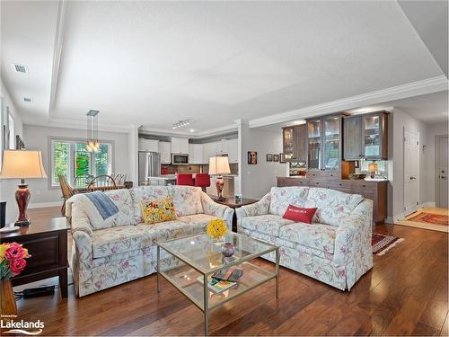 130 Steamship Bay Road, Gravenhurst, ON - Indoor Photo Showing Living Room