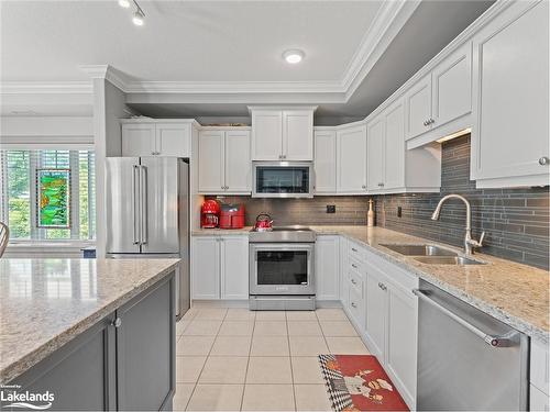 130 Steamship Bay Road, Gravenhurst, ON - Indoor Photo Showing Kitchen With Double Sink With Upgraded Kitchen