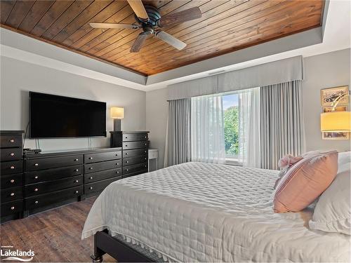 130 Steamship Bay Road, Gravenhurst, ON - Indoor Photo Showing Bedroom