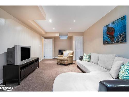 7 North Maple Street, Collingwood, ON - Indoor Photo Showing Living Room