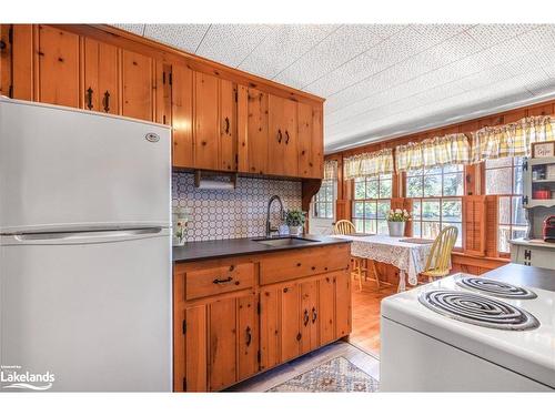 185 West Waseosa Lake Road, Huntsville, ON - Indoor Photo Showing Kitchen