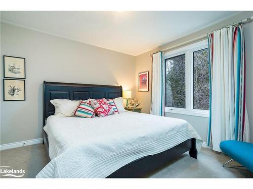 110 Scotts Court, The Blue Mountains, ON - Indoor Photo Showing Bedroom