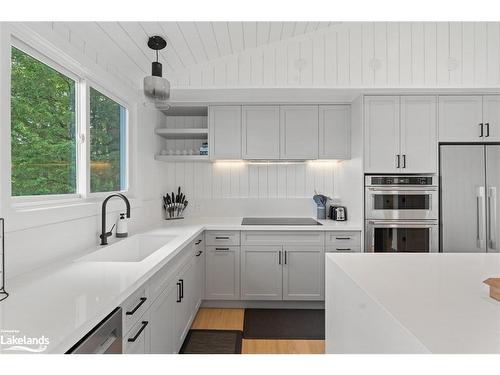 1073 Shady Lane, Gravenhurst, ON - Indoor Photo Showing Kitchen With Upgraded Kitchen