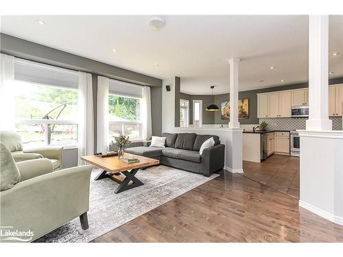20 Lynden Street, Collingwood, ON - Indoor Photo Showing Living Room