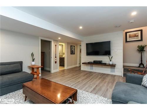 20 Lynden Street, Collingwood, ON - Indoor Photo Showing Living Room