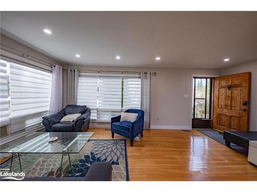 137 First Avenue, Tay Twp, ON - Indoor Photo Showing Living Room