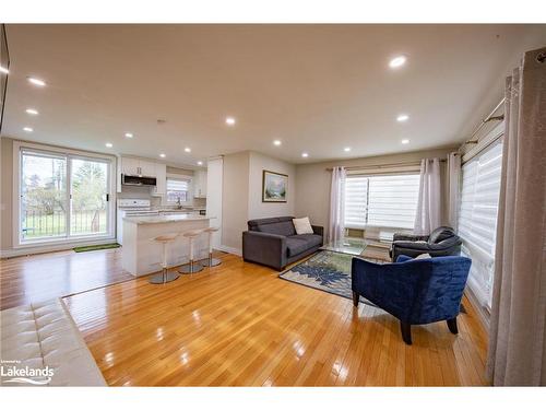 137 First Avenue, Tay Twp, ON - Indoor Photo Showing Living Room