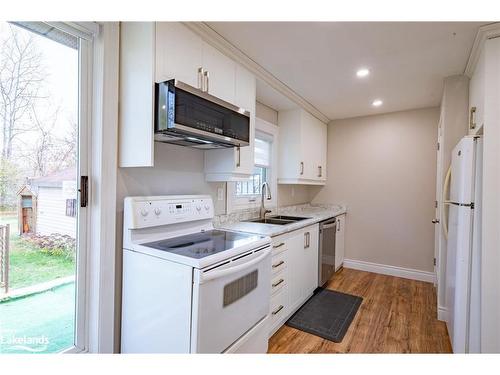 137 First Avenue, Tay Twp, ON - Indoor Photo Showing Kitchen