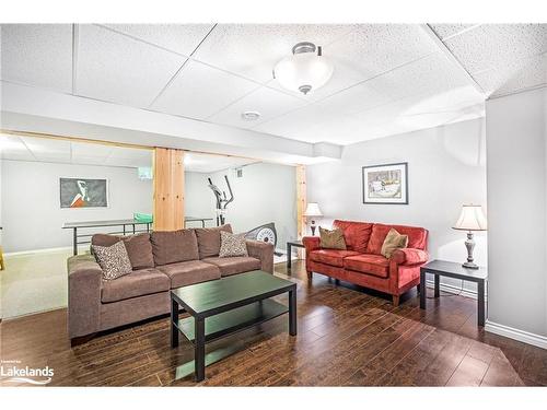 3326 Cleveland Avenue, Cumberland Beach, ON - Indoor Photo Showing Living Room