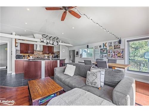 807 Mosley Street, Wasaga Beach, ON - Indoor Photo Showing Living Room