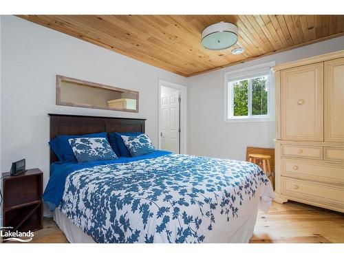 16 Theresa Street, Collingwood, ON - Indoor Photo Showing Bedroom