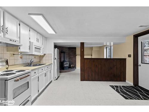 3628 12 Line, Bradford West Gwillimbury, ON - Indoor Photo Showing Kitchen With Double Sink