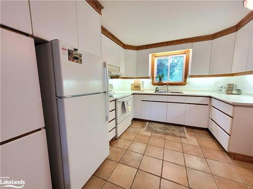 16 Wellington Street, Collingwood, ON - Indoor Photo Showing Kitchen With Double Sink